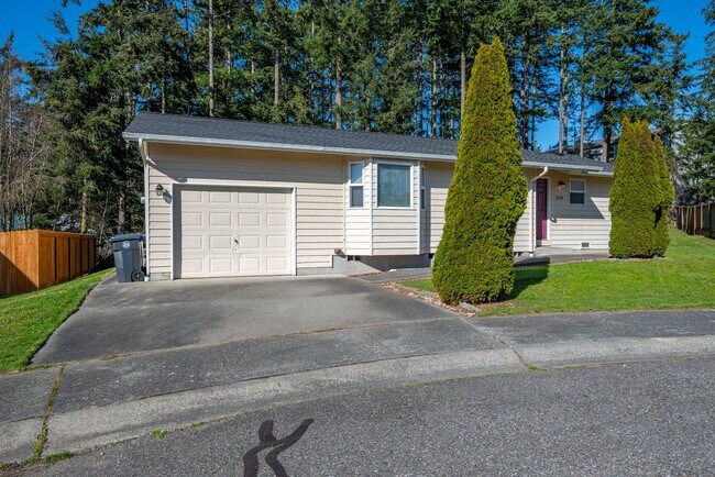 Building Photo - 3 Bed 2 Bath House with all new flooring!