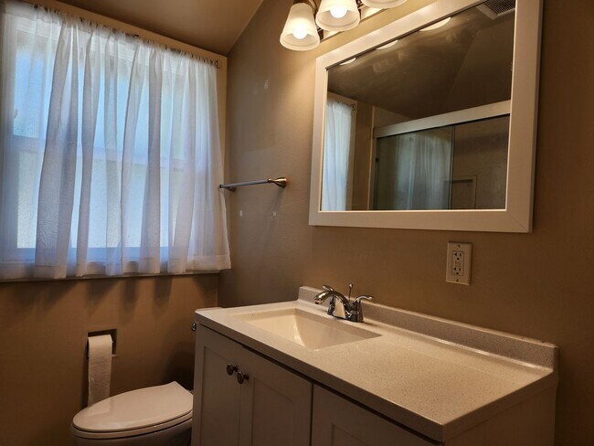 Building Photo - Spacious One bedroom with In unit Laundry