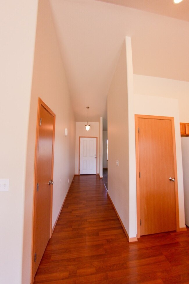 Building Photo - Open Floor Plan Home with Large Fenced Yard