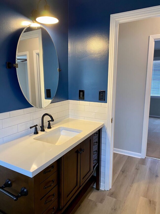 Building Photo - Location Location Location!!! 4bdr/2ba Split Level near Clarksville County Club!!