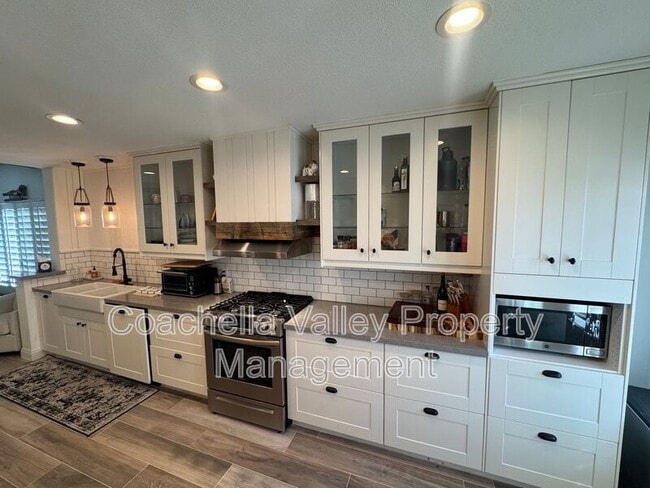 Building Photo - 289 Vista Royale Cir W