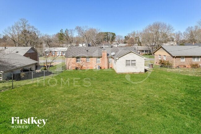 Building Photo - 3411 Londonderry Dr