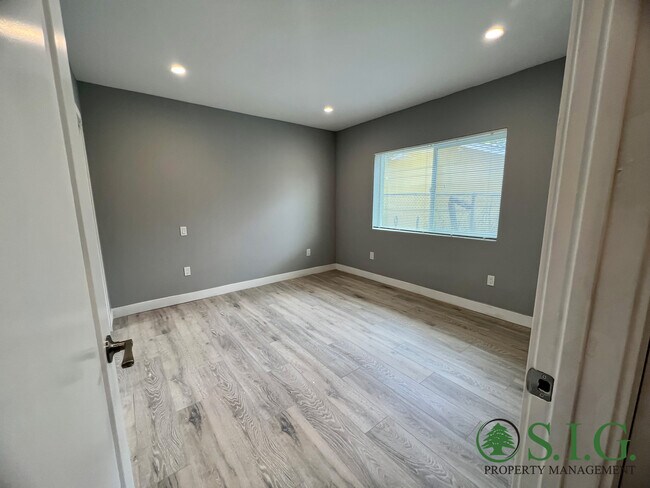 Building Photo - 11516 Kelowna St