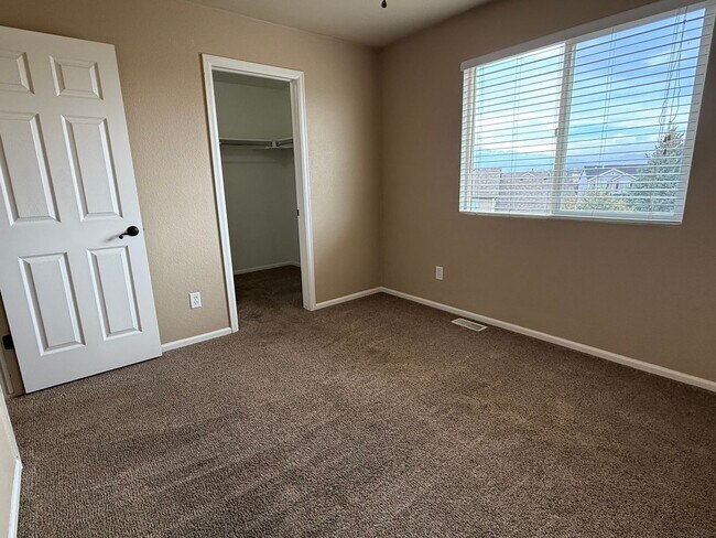 Building Photo - Beautiful 3 Bed / 3 Bath Home in Desirable D49!