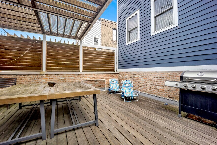 Building Photo - 2522 N Burling St