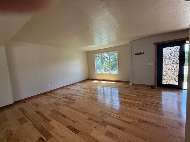 Building Photo - 5BD/4BA/3 car garage w Flat Yard Cheyenne ...