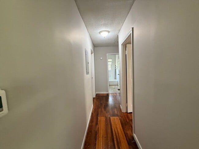 Building Photo - Charming 3 Bedroom Home on Secluded Street – Available Now!