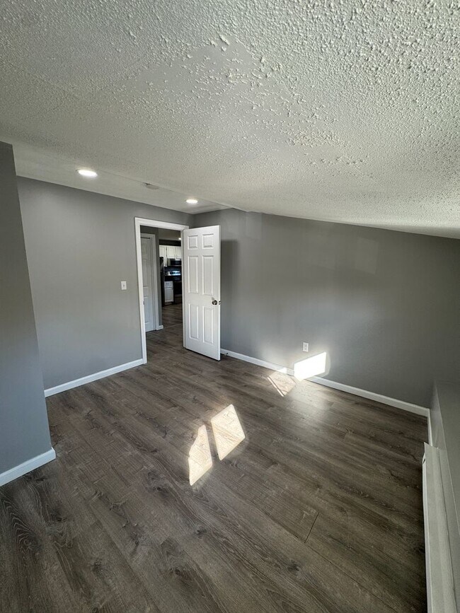 Building Photo - 1036 Chicopee St