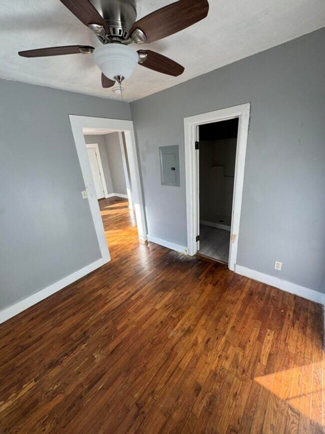 Building Photo - Clean duplex on the North side of Springfield. Remodeled