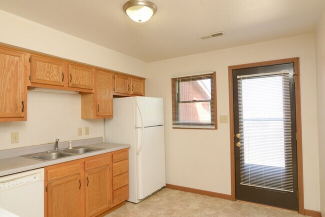 Building Photo - 2504 Southridge Dr
