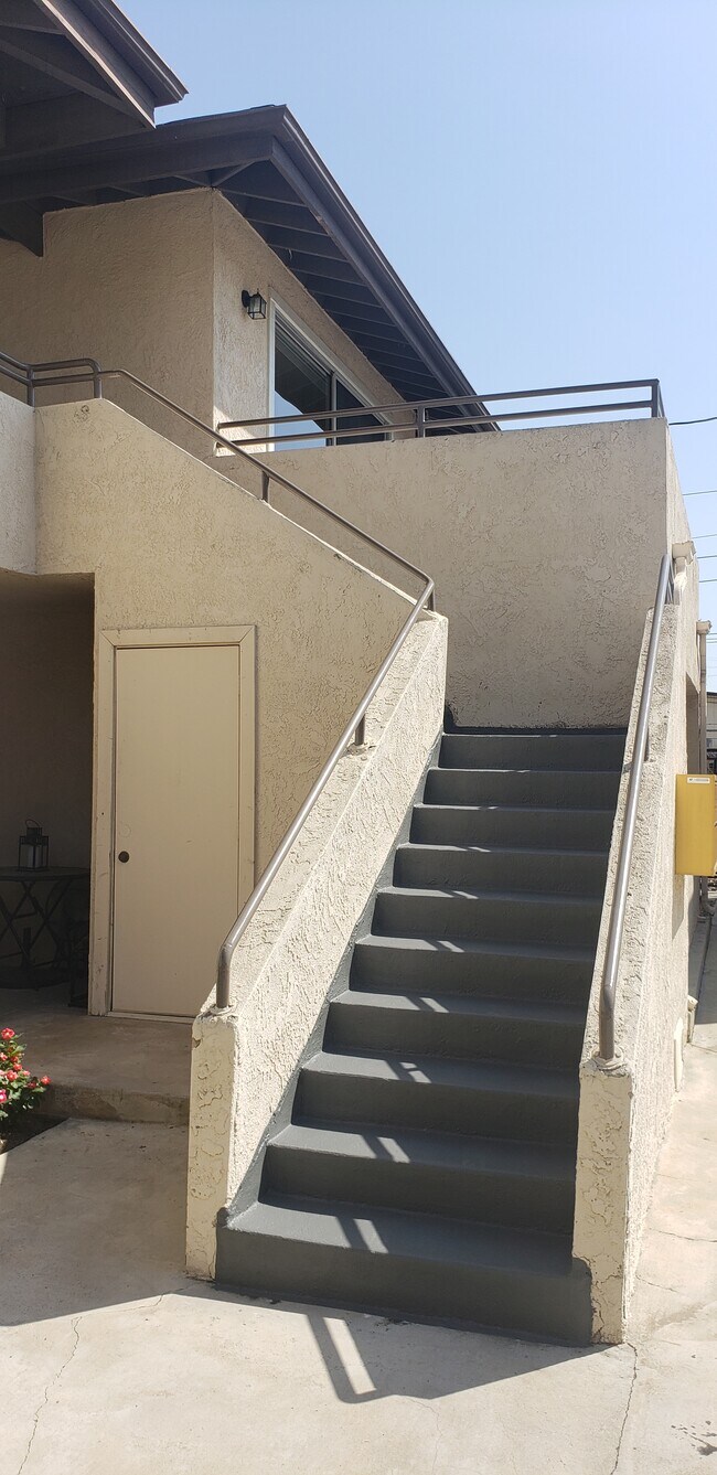 Building Photo - 3185 Los Robles Rd