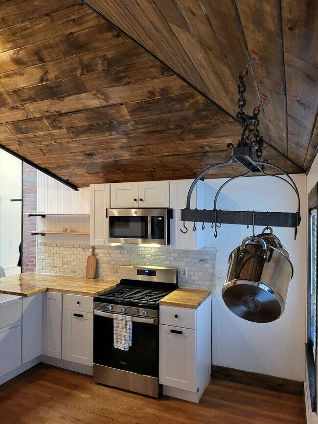 Building Photo - 1482 Cambridge St