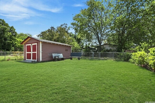 Building Photo - 506 E Whittier St
