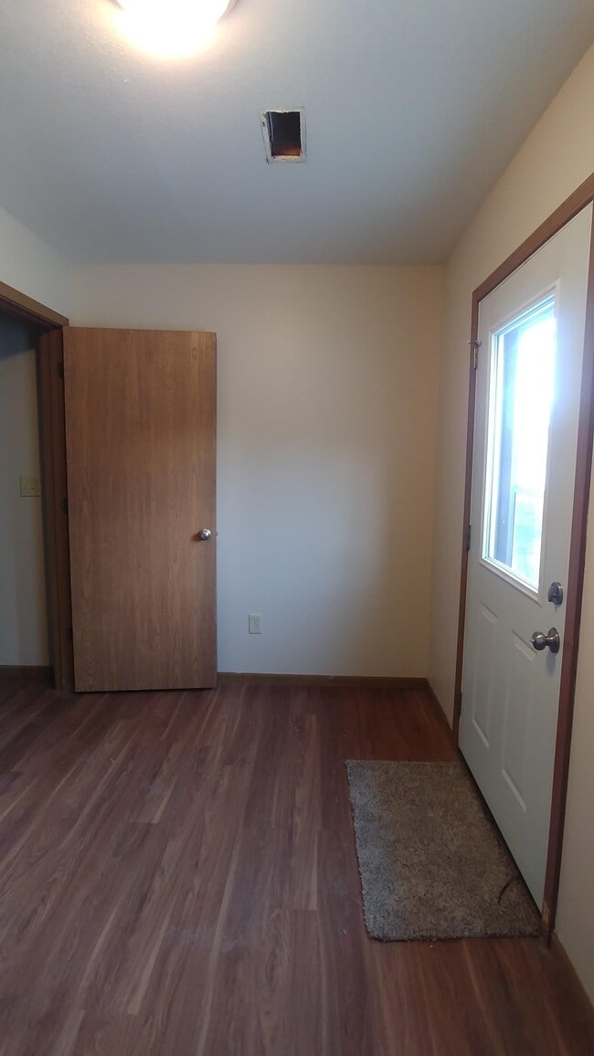 Building Photo - 207 N Elm St