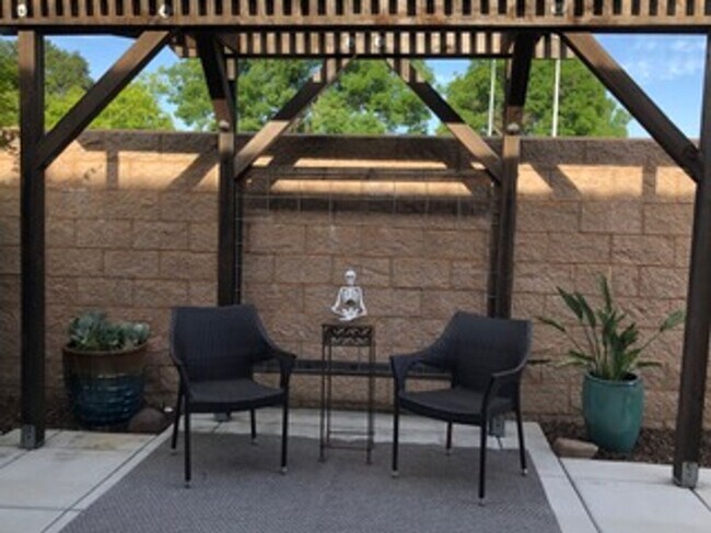 Building Photo - Stunning 3 Bedroom 2 Bath in Fair Oaks, CA