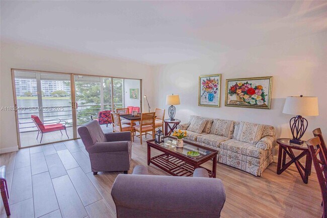 Building Photo - 2751 N Palm Aire Dr