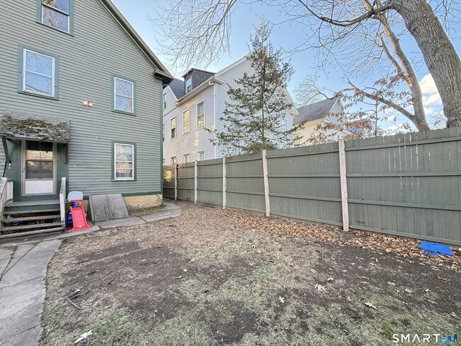 Building Photo - 867 Elm St