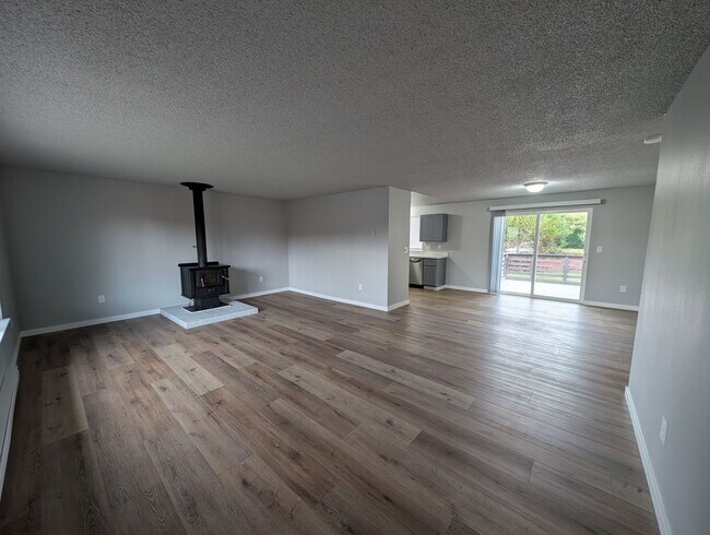 Building Photo - Newly Remodeled 3 Bedroom Home in Port Orc...