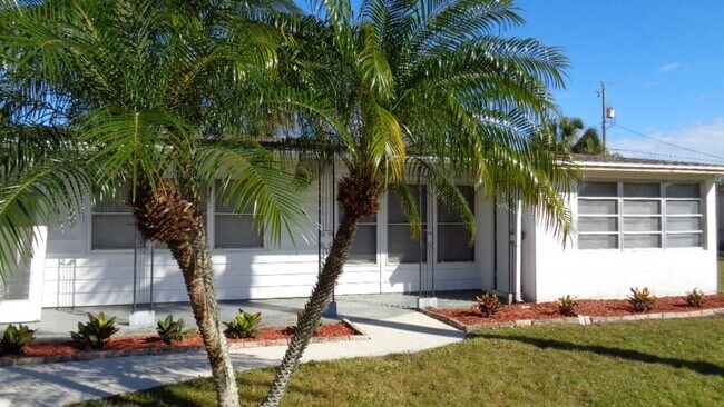 Building Photo - 1550 5th Ct