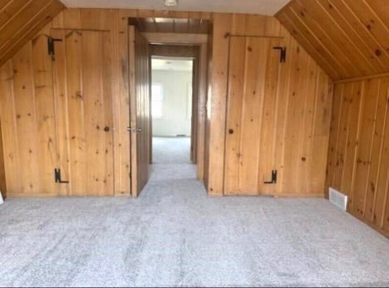 Building Photo - 884 Hyacinth Ave E