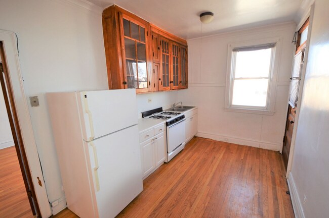 Primary Photo - 4830 W Addison St