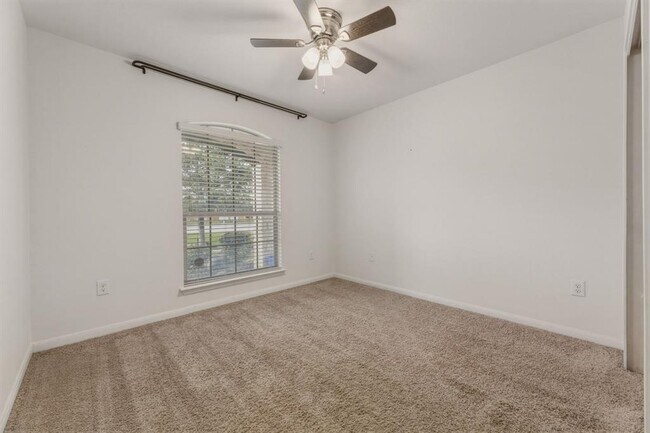 Building Photo - 5809 Scenic Lake Dr