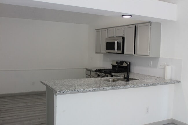 Building Photo - 9211 Golden Meadow Dr