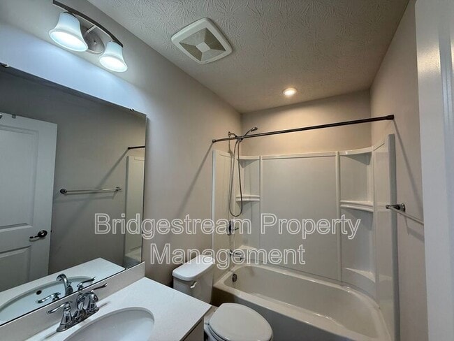 Building Photo - 2194 Schmidt Dr W