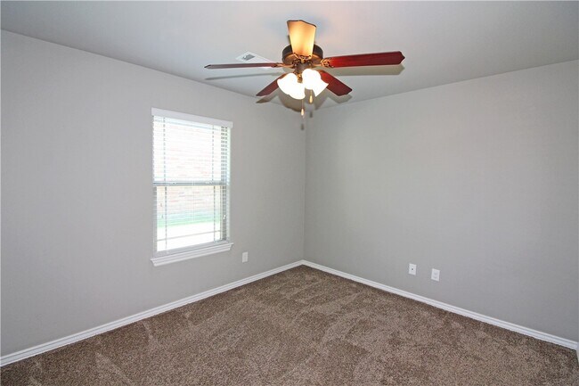 Building Photo - 902 SW Caprington St