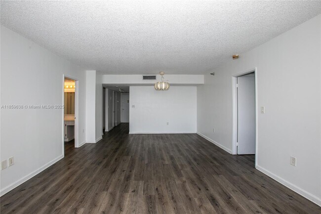 Building Photo - 20505 E Country Club Dr
