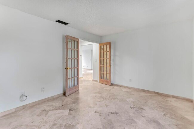 Building Photo - 5790 Fox Hollow Dr