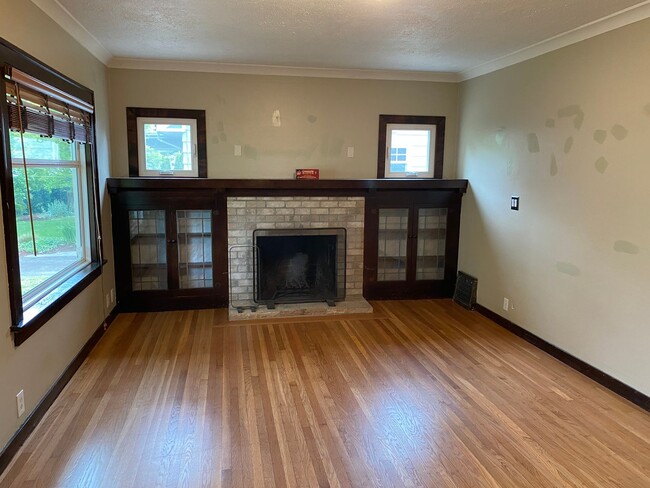 Building Photo - Arbor Lodge Bungalow!