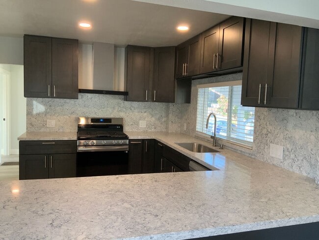 Building Photo - Beautifully remodeled 3 bedroom 2 bath Pin...
