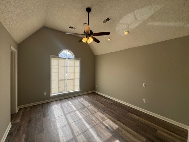 Building Photo - 615 W Ashley Glen Cir