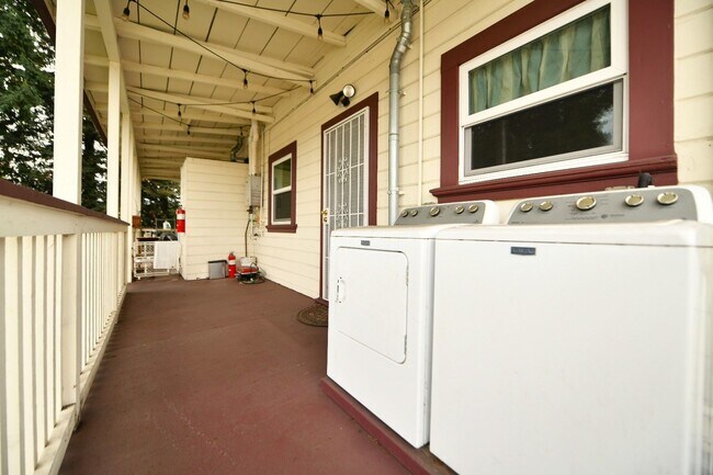 Building Photo - 1p716 - 3055-3061 Adeline Street