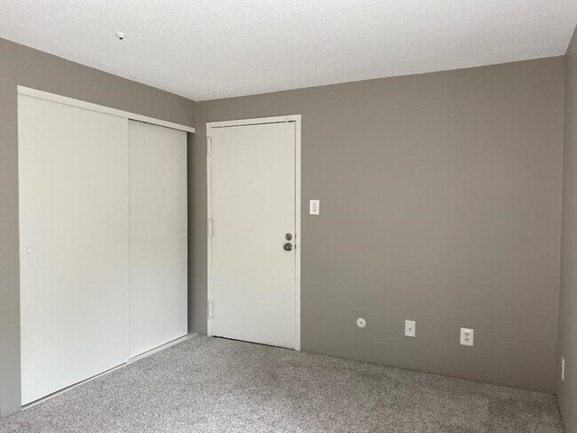 Building Photo - 8 Village Hill Ln