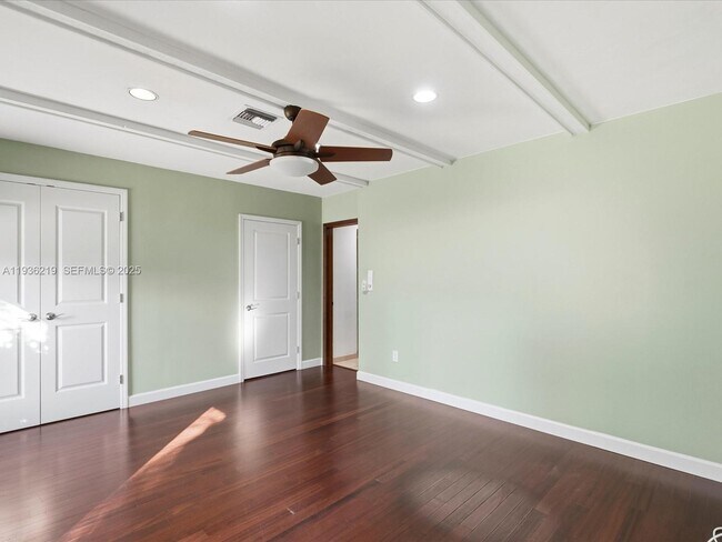 Building Photo - 21151 NE 22nd Ct