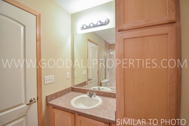 Building Photo - 2 Bedroom, 2.5 Bath Townhouse in Ankeny