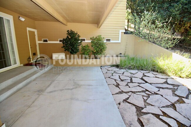 Building Photo - Architecturally Stunning Custom Estate wit...