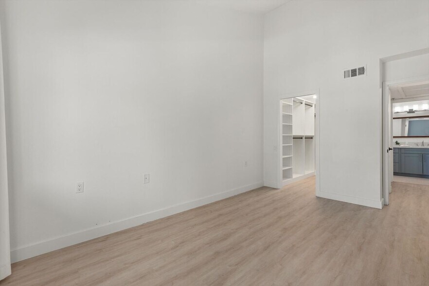 Building Photo - 1682 Circa Del Lago