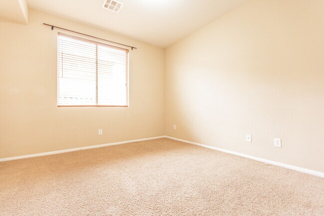 Building Photo - Beautiful Mountain's Edge Community