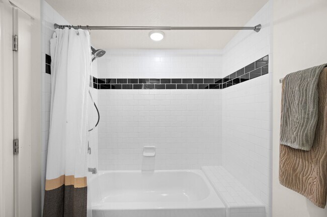 Building Photo - Beautifully Updated Holladay Home!