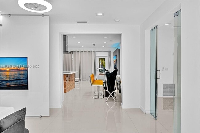 Building Photo - 1000 10th St