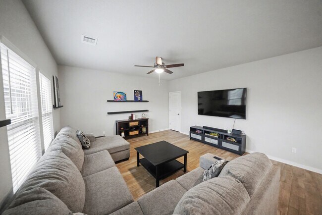 Building Photo - Stylish & Spacious 5-Bed in Prime Schertz Location! - Realtor Commission: $500