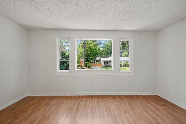 Building Photo - 3 Bed 2 Bath Home with Great Outdoor Space!