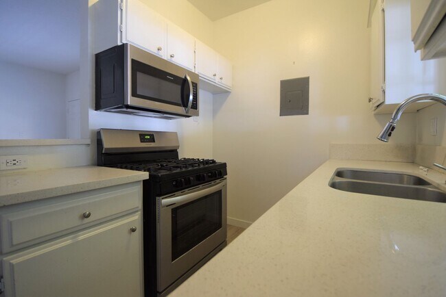 Building Photo - 12142 Oxnard St