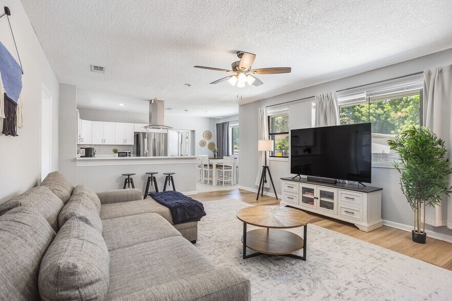 Building Photo - 427 Holly Ave