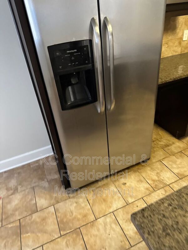 Building Photo - 530 W 10th St