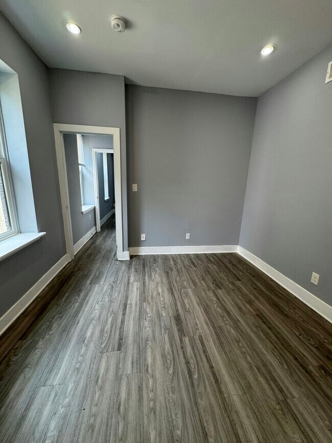 Building Photo - 1522 N Willington, Unit 2