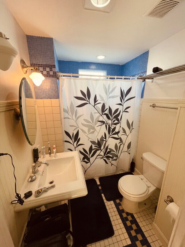 Building Photo - 216 Saratoga St